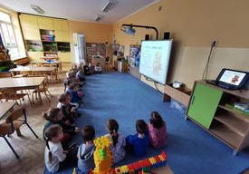 Dzieci oglądają prezentację o misiach